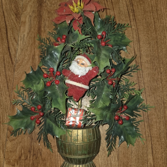 Festive Santa Holiday Decoration with Greenery - Picture 1 of 4